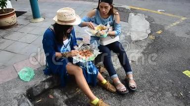 泰国妇女<strong>吃</strong>的<strong>米饭</strong>超过了马来西亚咖喱风格